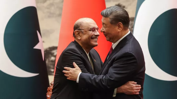 चीनी राष्ट्रपति शी चिनफिंग और पाकिस्तान के राष्ट्रपति आसिफ अली जरदारी। ( फोटो- रॉयटर्स )