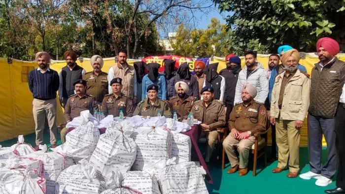 जब्त किए गए सामान के साथ पुलिस की टीम ( फोटो सौजन्य पुलिस)