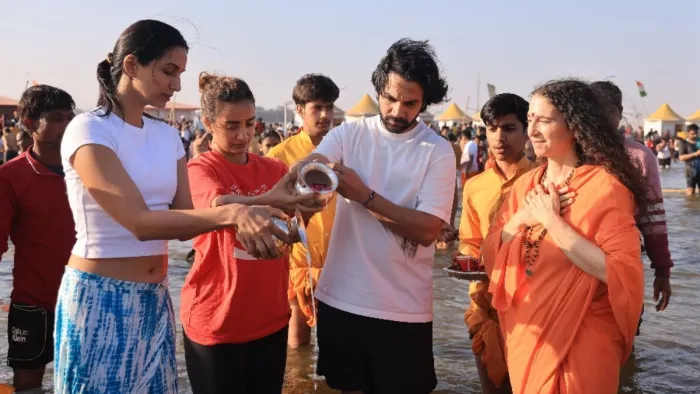संगम में गोरस समर्पित करते अभिनेता राजकुमार राव, अभिनेत्री पत्रलेखा । सौ. परमार्थ निकेतन