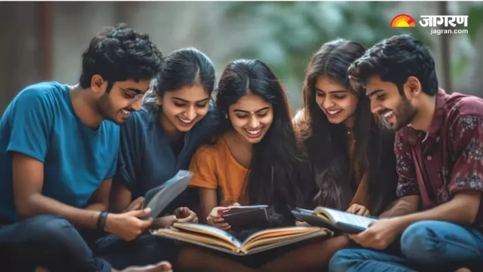 स्मार्टफोन, आर्टिफिशियल इंटेलिजेंस के युग में युवाओं का किताबों के प्रति बढ़ रहा रुझान (Image Source: Freepik)