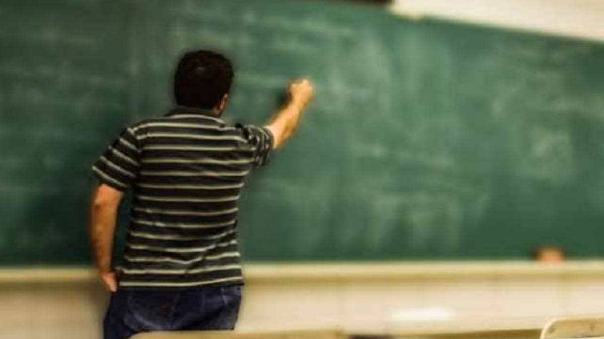https://www.jagranimages.com/images/newimg/08022025/08_02_2025-teacher_23880658.jpg
