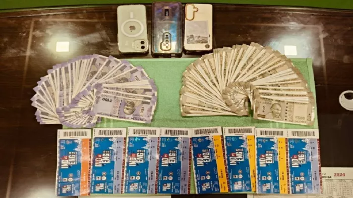 पुलिस ने नगदी, 25 टिकट और फोन बरामद किए