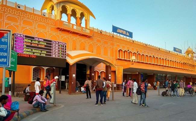 Rajasthan: जयपुर रेलवे स्टेशन पर लगाई गई स्वास्थ्य परीक्षण की मशीन, 100 रुपये में 18 टेस्ट