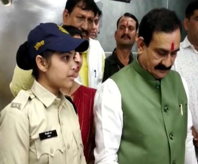 महिला सिपाही मीनाक्षी वर्मा बनीं एक दिन की गृहमंत्री (फोटो एएनआई)