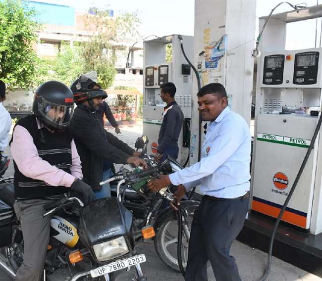 Petrol Diesel Price 23 October 2023: इन शहरो में बदल गये पेट्रोल-डीजल दाम, जानें अपने शहर का ताज़ा रेट