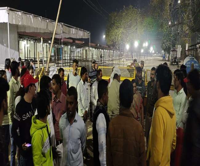 upkg news मुंडेरा मंडी मे बैरीकेडिंग कर दी गई साथ ही सपा नेता और कार्यकर्ता भी स्ट्रांग रूम के आसपास डट गए हैं।