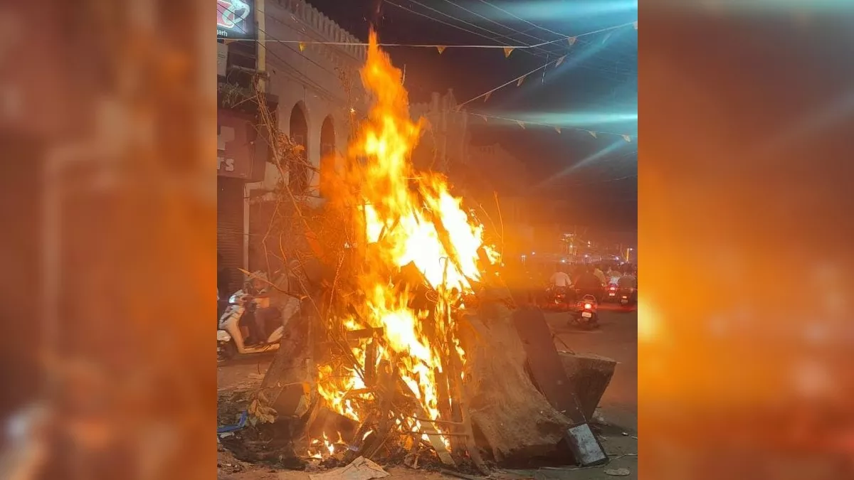 मंगलवार रात श्रीराम चौराहे पर जलती होलिका। जागरण