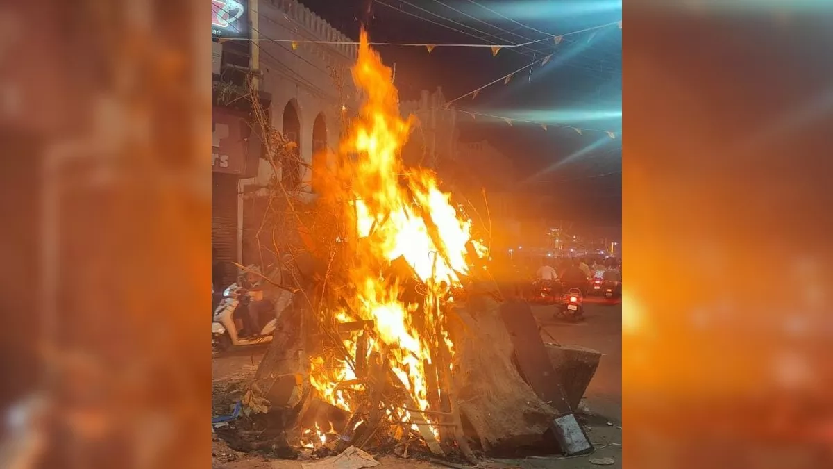 एक मुहल्ला-एक होलिका: हर ओर जल उठी कंडे की होलिका, लगे जयकारे, होली गीतों पर जमकर थिरके युवा, उड़ा अबीर-गुलाल