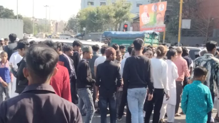 सड़क पर नमाज पढ़ रहे लोगों से पुलिसकर्मी की अभद्रता