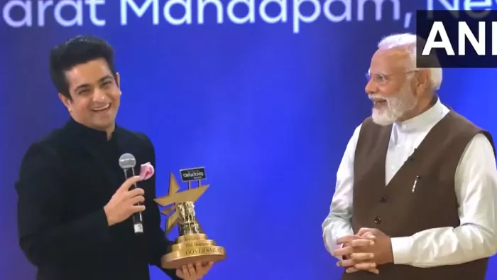 पीएम मोदी ने यूट्यूबर रणवीर अल्लाहबादिया को दिया अवॉर्ड (Image: ANI)