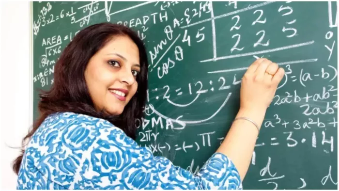 भूलकर भी ये गलती ना करें शिक्षक, वरना अच्छी-खासी सैलरी से धोना पड़ेगा हाथ (प्रतीकात्मक तस्वीर)