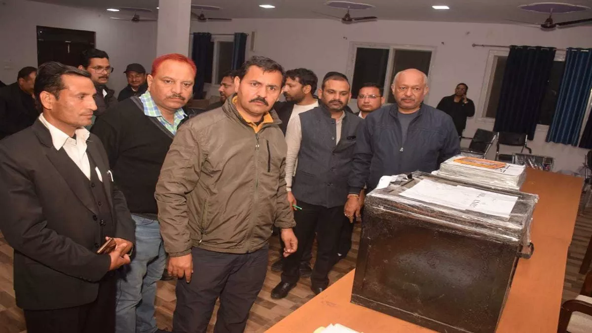 Haldwani Bar Association Election :रात में अटक गई थी काउंटिंग, सुबह दोबारा हुई शुरू; रात भर डटे रहे अधिवक्ताओं के समर्थक