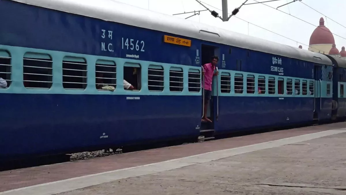 Bihar News: कामख्या एक्सप्रेस की एसी बोगी में लूटपाट, आधे दर्जन बदमाशों ने दिया घटना को अंजाम; यात्रियों में दहशत