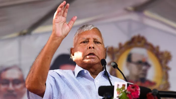 'छलनी कोसे सूप को...', लालू के बयान से छिड़ी सियासी जंग में कूदी RJD, परिवारवाद पर अब और मचेगी रार