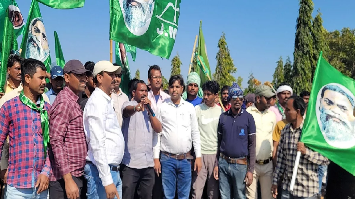 Jharkhand Politics : विधायक लोबिन हेम्ब्रम से बरहेट में धक्का मुक्की; झंडा-बैनर फाड़ा, कार्यकर्ताओं ने लौटाया