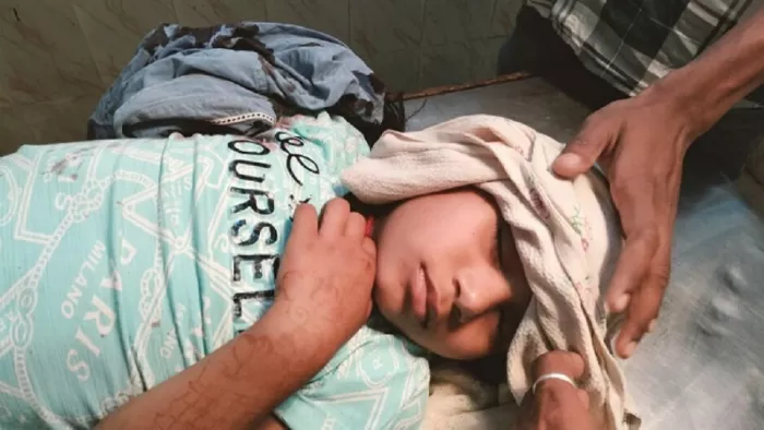 हाथ कटने के बाद अस्पताल में भर्ती अंजलि साहू।