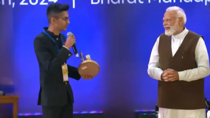 पीएम मोदी ने मल्हार कलांबे को दिया पुरस्कार