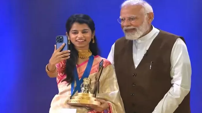 पीएम नरेंद्र मोदी और गायिका मैथिली ठाकुर
