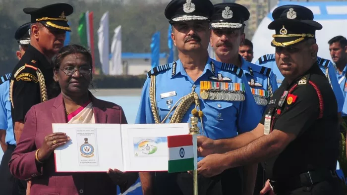 हिंडन एयरबेस में आयोजित कार्यक्रम में शामिल हुईं राष्ट्रपति