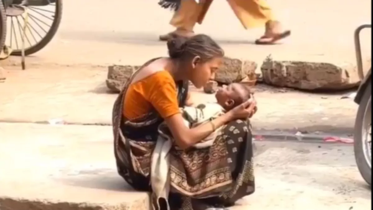 सड़क किनारे बैठी मां ने अपने बच्चे पर लुटाया प्यार, माथे को चूमती आई नजर; इमोशनल है ये वीडियो
