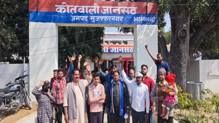 बच्चो की पिटाई को लेकर आरोपितों के खिलाफ मुकदमा दर्ज कराने को थाने पर प्रदर्शन करते स्वजन : जागरण
