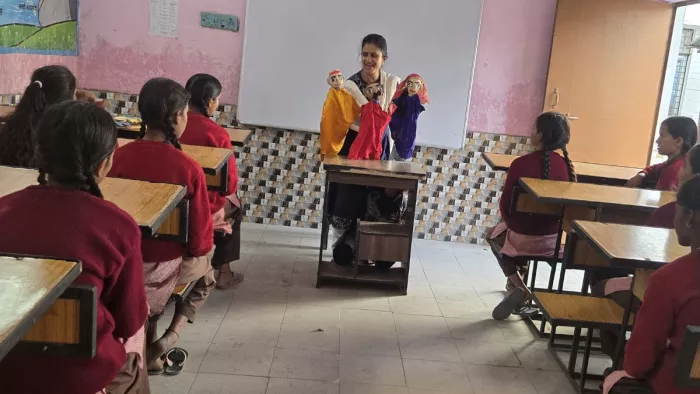 कठपुतली के सहारे बच्चों को पढ़ाती शिक्षक श्रुति त्रिपाठी सौ. स्वयं