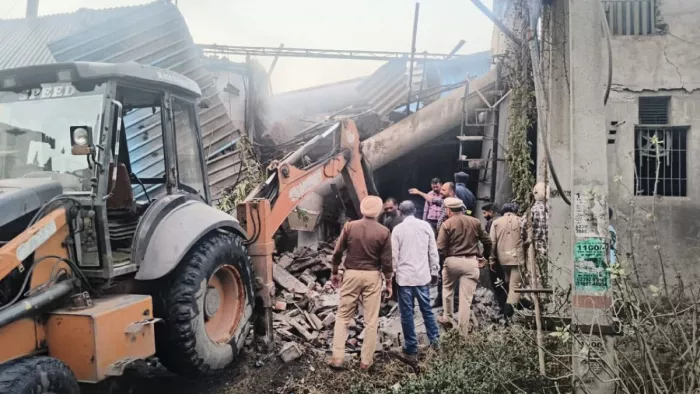 फैक्ट्री की गिरी छत, बचाव अभियान जारी। फोटो जागरण