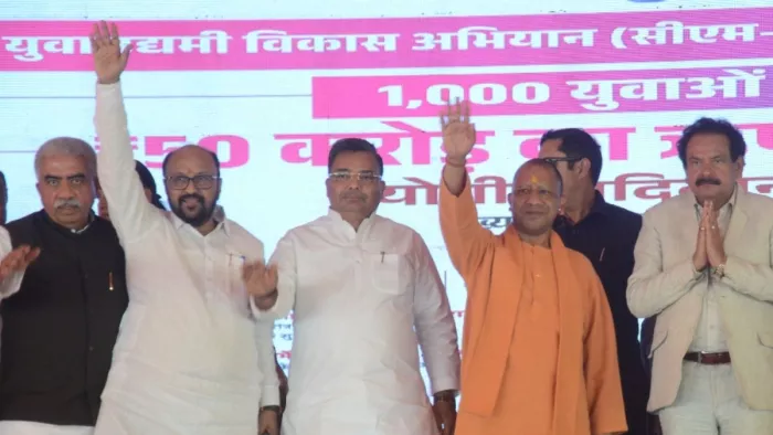 अभिवादन स्वीकारते सीएम। बाएं से मंत्री राकेश सचान, योगेंद्र उपाध्याय व ठा. जयवीर सिंह। दाएं प्रो. एसपी सिंह बघेल। जागरण
