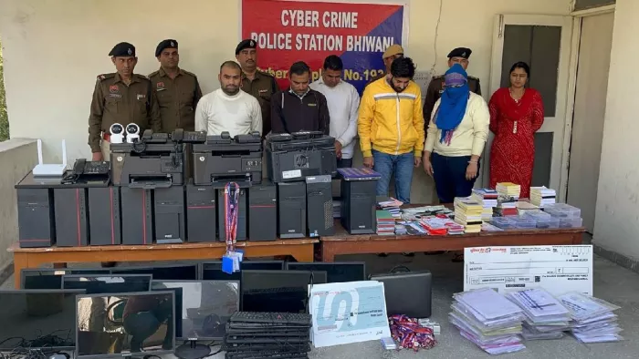 साइबर थाना पुलिस की गिरफ्त में आए आरोपित और उनसे बरामद सामान। (फोटो- जागरण)