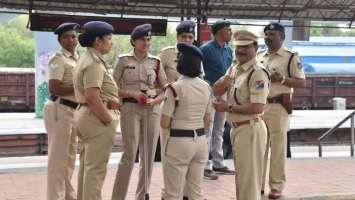 रेलवे सुरक्षा बल (RPF) की महिला कर्मियों को अब मिर्च स्प्रे कैन से लैस किया जाएगा।