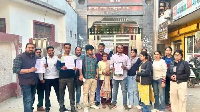 कॉलेज के बाहर एकभित हुए री-अपीयर परीक्षा में अपीयर हुए विद्यार्थी