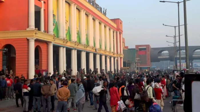 कन्फर्म टिकट होने पर ही प्लेटफार्म पर मिलेगा प्रवेश (फोटो- दिल्ली रेलवे स्टेशन, पीटीआई)