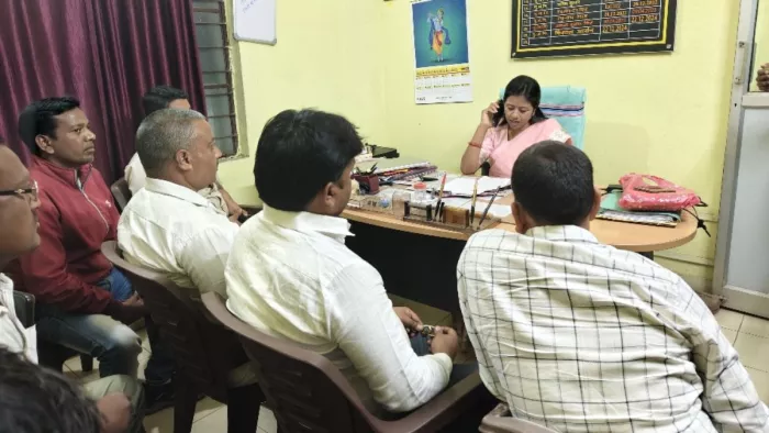 बरलंगा थाना में बैठीं विधायक ममता देवी। (फोटो जागरण)