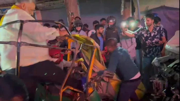 घायलों की मदद करते सांसद पप्पू यादव