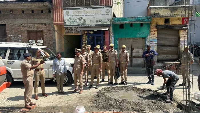 संभल के दीपा सराय चौक में बन रही पुलिस चौकी का निरीक्षण करते एसपी कृष्ण कुमार विश्नोई। जागरण