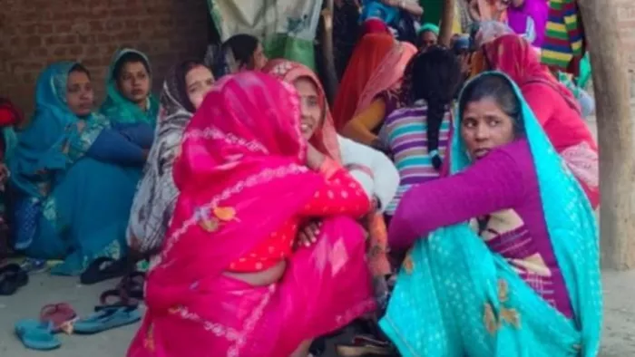 निगोही क्षेत्र के गनपतपुर हर्रैया गांव में मैना देवी की हत्या के बाद विलाप करते स्वजन। जागरण