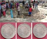Viral photos : गड्ढे में बच्चों को मिले ब्रिटिशकालीन सिक्के, 18वीं सदी के हैं