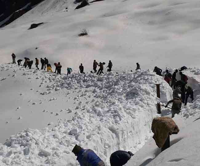 Kedarnath Dham Yatra केदारनाथ में पैदल मार्ग से बर्फ हटाने का काम तेज, 29 अप्रैल को खुलेंगे धाम के कपाट