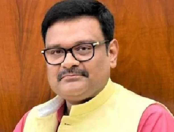 भाजपा सांसद सुब्रत पाठक पर एससीएसटी एक्ट समेत दस धाराओं में केस, कौन करेगा मामले की जांच - BJP MP subrat pathak is accused in case of attack on tahsildar at home