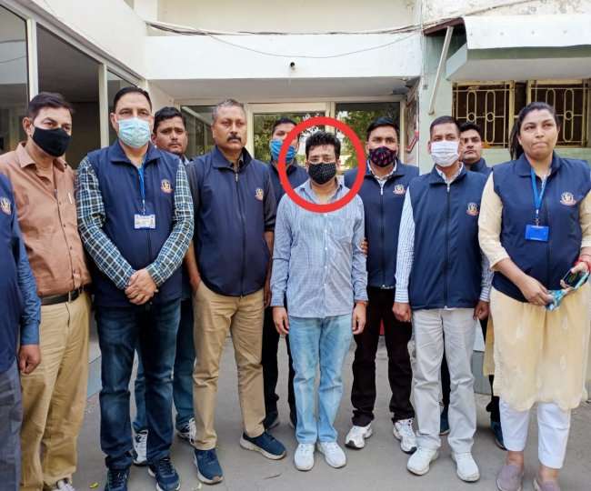 विक्रम सिंह अधिशाषी अभियंता (मध्य काले मास्क में) ।
