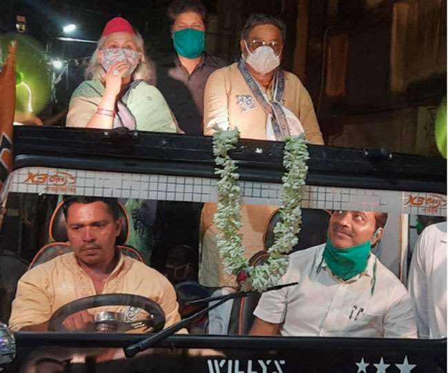 जया बच्चन को देखने के लिए सड़क के दोनों तरफ लोगों की लंबी कतार लग गई