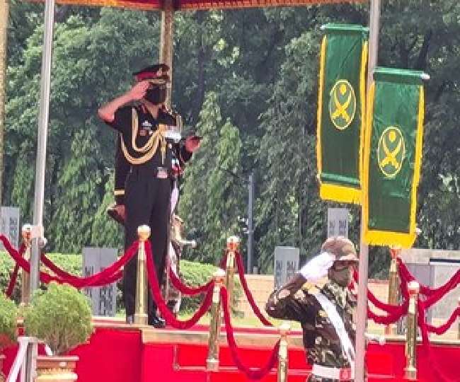 बांग्लादेश पहुंचे सेना प्रमुख ने दी बहादुर सैनिकों को श्रद्धांजलि, नरवणे को 'गार्ड ऑफ ऑनर' से नवाजा गया
