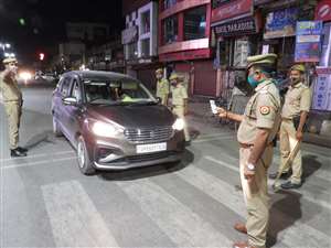 कोरोना संक्रमितों में वृद्धि को देखते हुए रात्रि कर्फ्यू की पाबंदियों को अमल कराने के लिए पुलिस सड़क पर उतरी।