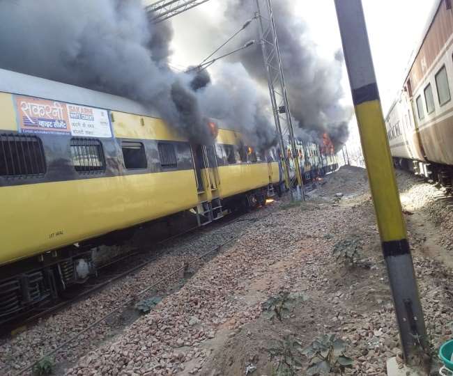 रोहतक में दिल्ली के लिए जाने वाले पैसेंजर ट्रेन में आग लग गई