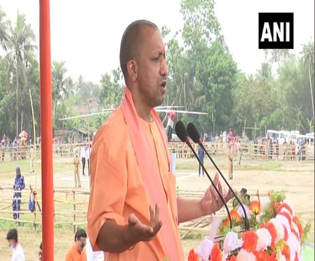 पश्चिम बंगाल के हुगली में उत्तर प्रदेश के मुख्यमंत्री योगी आदित्यनाथ