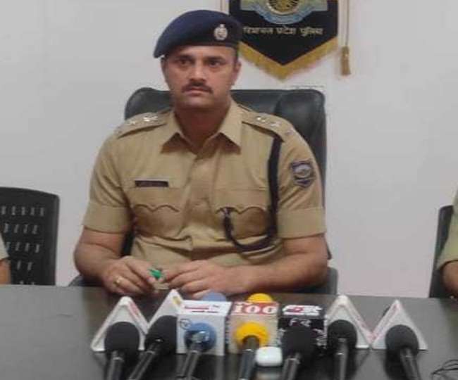 ब्लाइंड मर्डर केस में पत्रकार वार्ता करते एसपी अर्जित सेन ठाकुर।