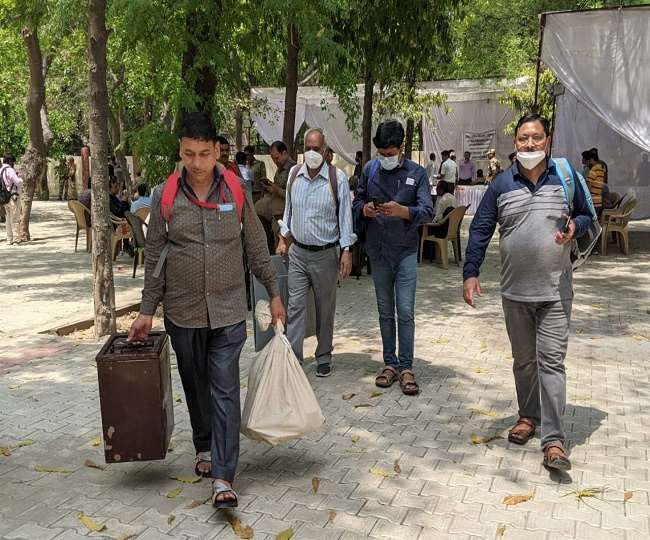 UP MLC Chunav 2022: गाजियाबाद और हापुड़ में बूथों पर रवाना हुईं पोलिंग पार्टियां, शनिवार को होगा मतदान