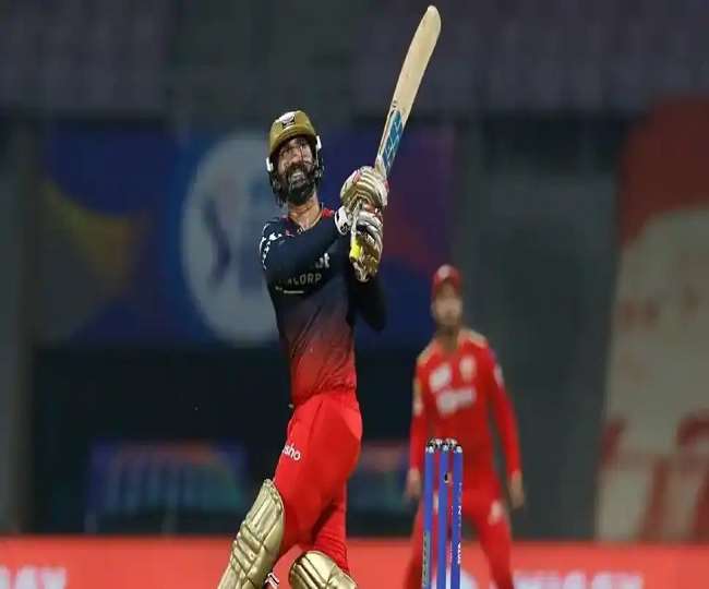 RCB के विकेटकीपर-बल्लेबाज दिनेश कार्तिक (एपी फोटो)
