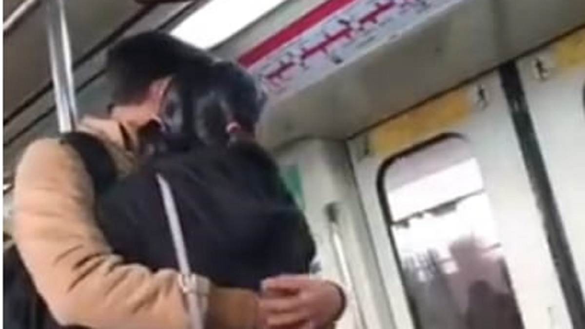 दिल्ली मेट्रो में बिकनी गर्ल के बाद कपल का KISS करते Video वायरल, सोशल मीडिया पर भिड़े लोग- Video of couple doing KISS after bikini girl in Delhi Metro went viral, people clashed on social media