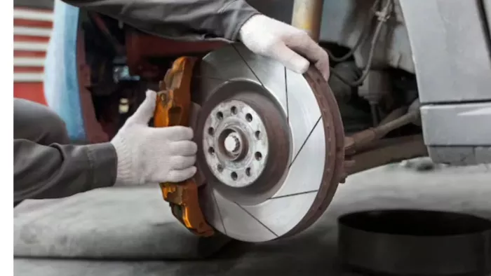 Car में Brake Pad को कब बदलना चाहिए। आइए जानते हैं।